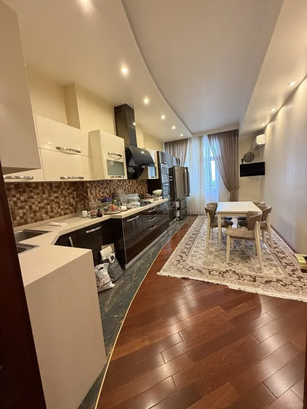 Satılır 5 otaqlı mənzil 202 m²