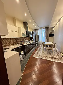 Satılır 5 otaqlı mənzil 202 m²