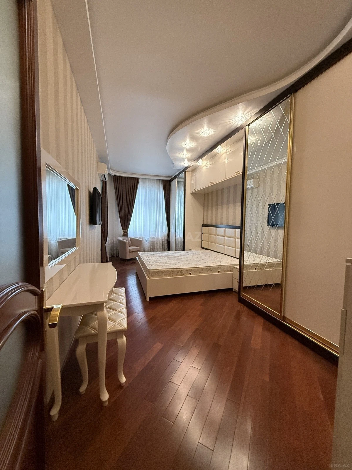 Satılır 5 otaqlı mənzil 202 m²