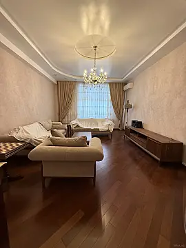 Satılır 5 otaqlı mənzil 202 m²