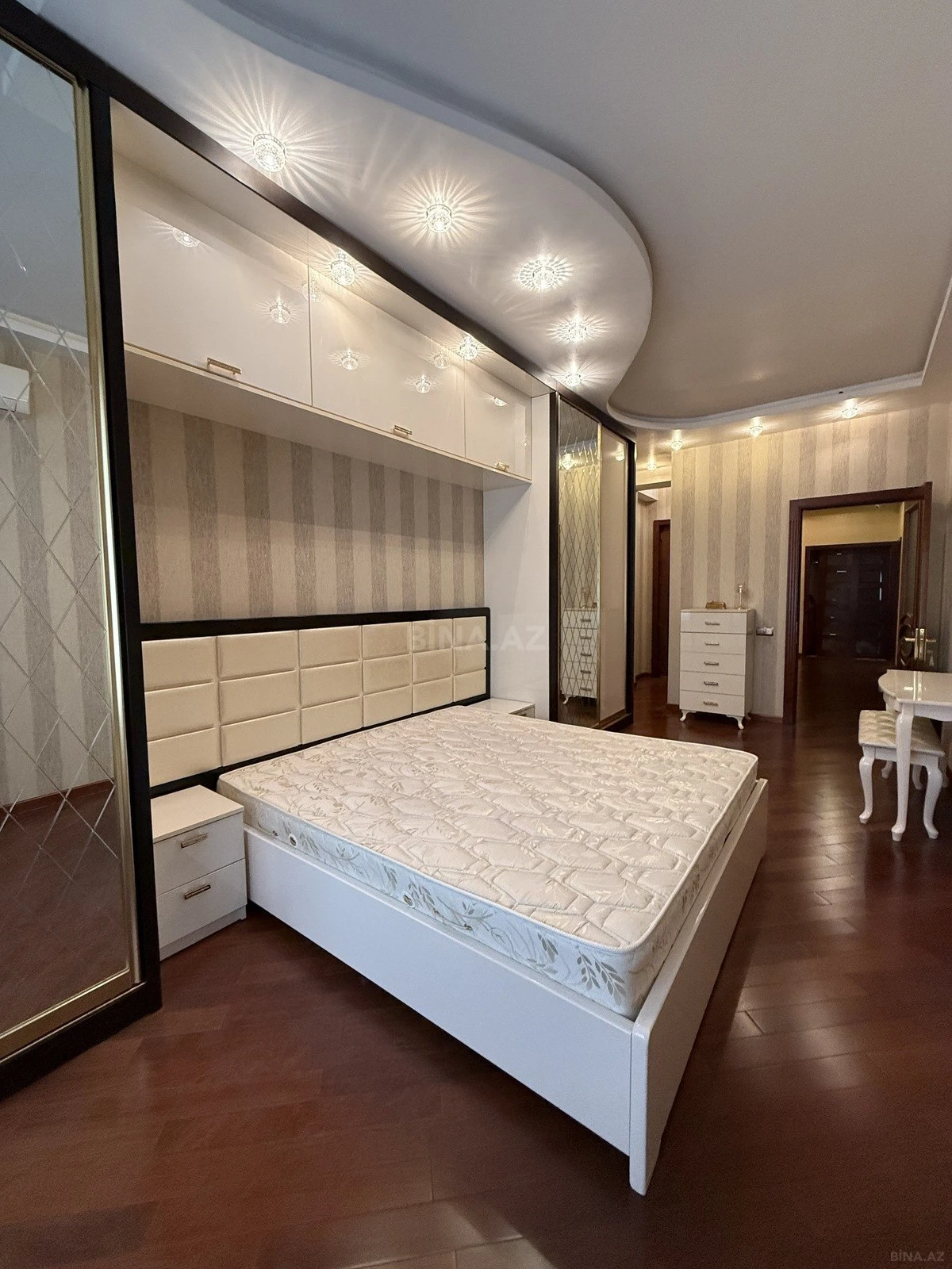 Satılır 5 otaqlı mənzil 202 m²