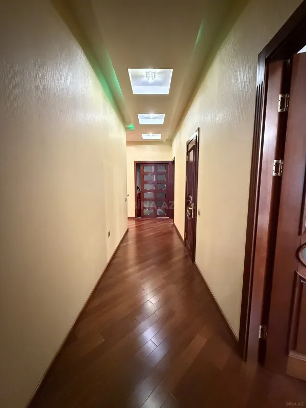 Satılır 5 otaqlı mənzil 202 m²