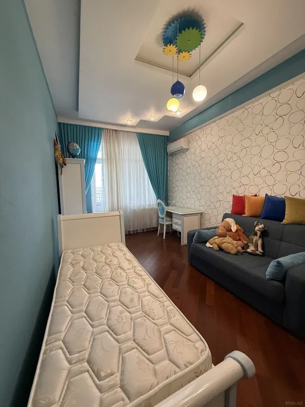 Satılır 5 otaqlı mənzil 202 m²