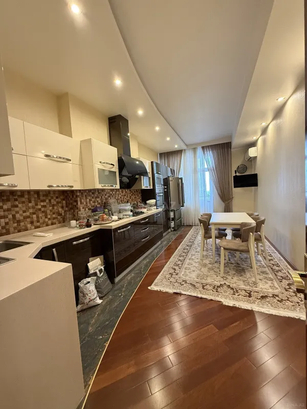 Satılır 5 otaqlı mənzil 202 m²