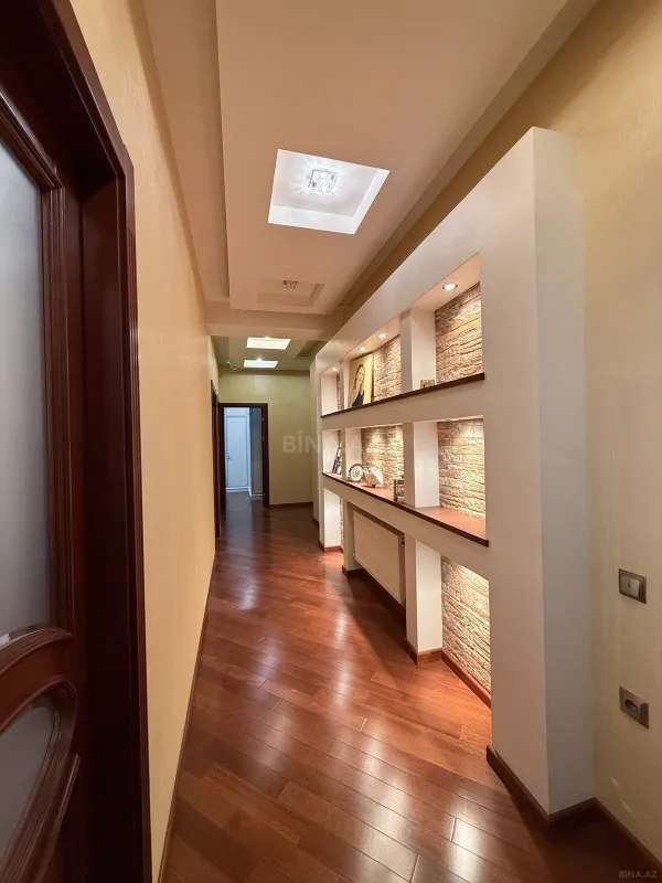 Satılır 5 otaqlı mənzil 202 m²