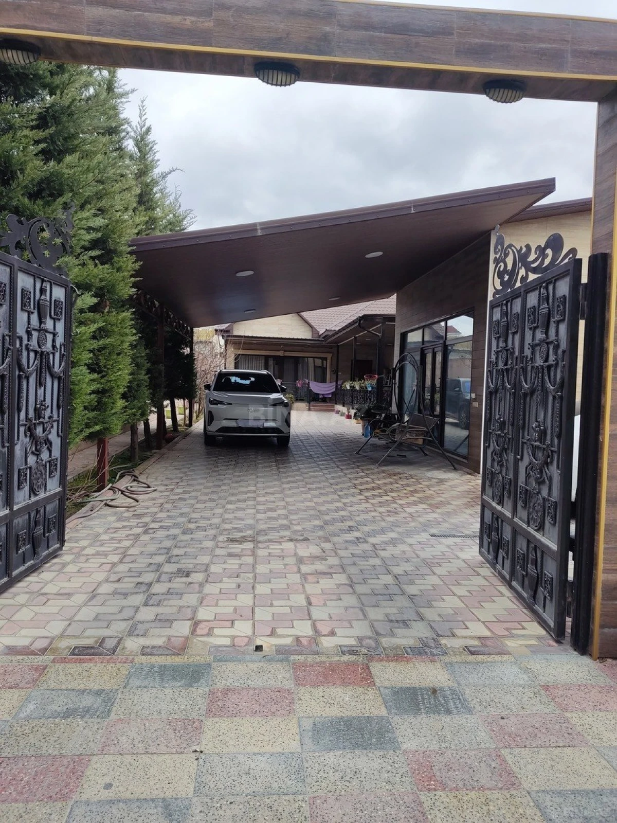 Satılır 5 otaqlı həyət evi 240 m²