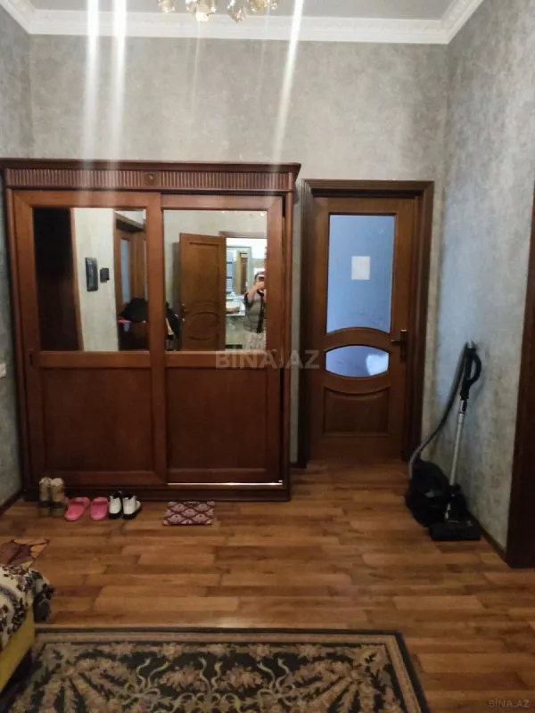 Satılır 5 otaqlı həyət evi 240 m²
