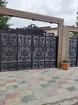 Satılır 5 otaqlı həyət evi 240 m²