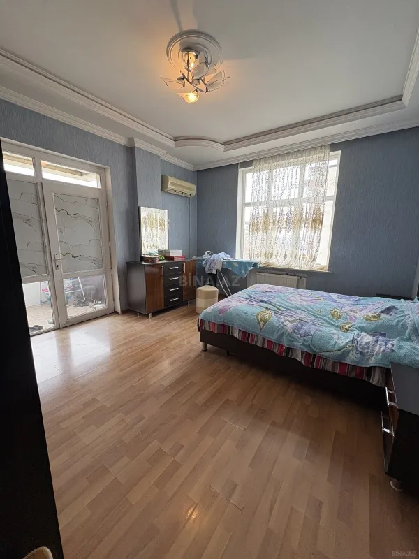 Satılır 4 otaqlı mənzil 158 m²