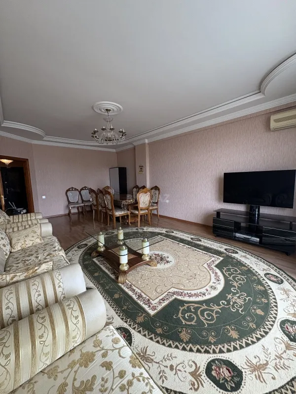 Satılır 4 otaqlı mənzil 158 m²