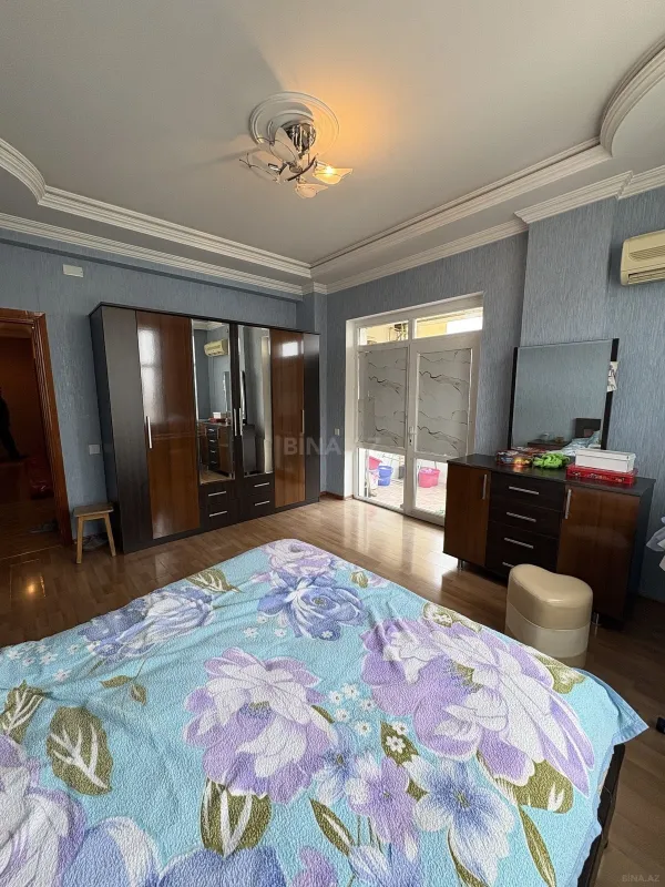 Satılır 4 otaqlı mənzil 158 m²