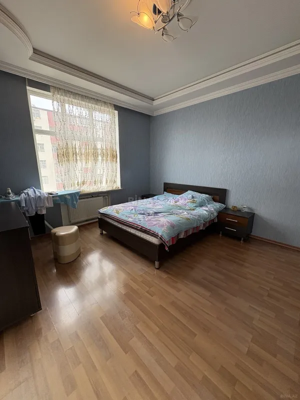 Satılır 4 otaqlı mənzil 158 m²