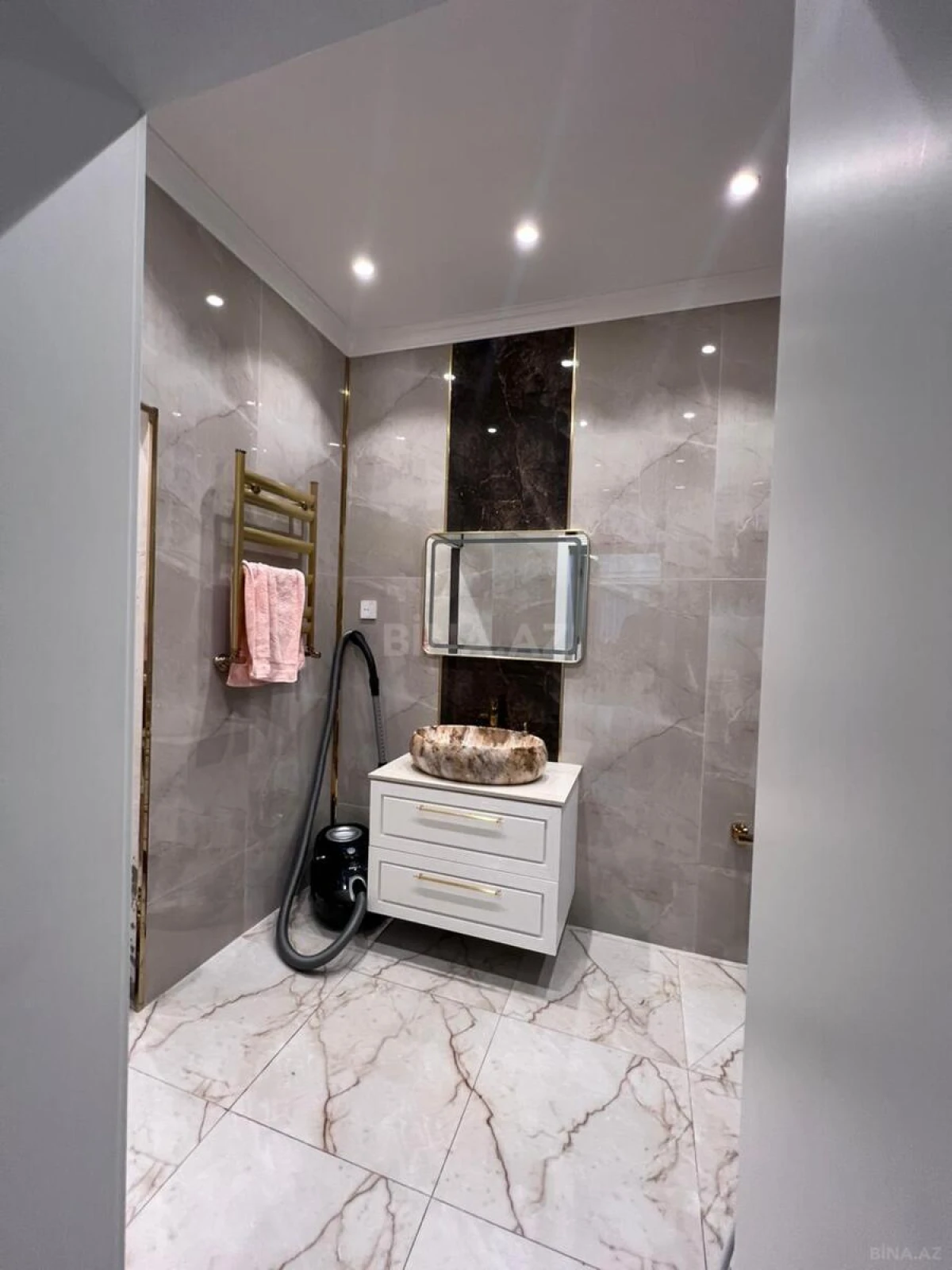 Satılır 3 otaqlı mənzil 146.4 m²