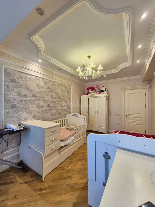 Satılır 3 otaqlı mənzil 144 m²