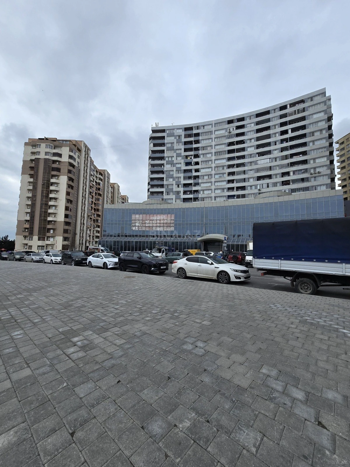 Kirayə verilir 2 otaqlı mənzil 98 m²
