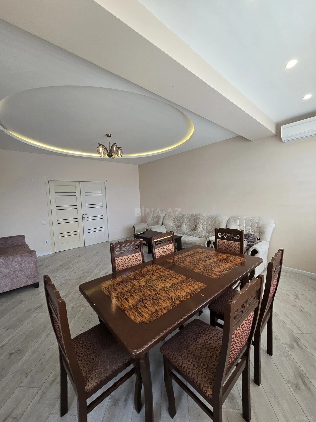 Kirayə verilir 2 otaqlı mənzil 98 m²