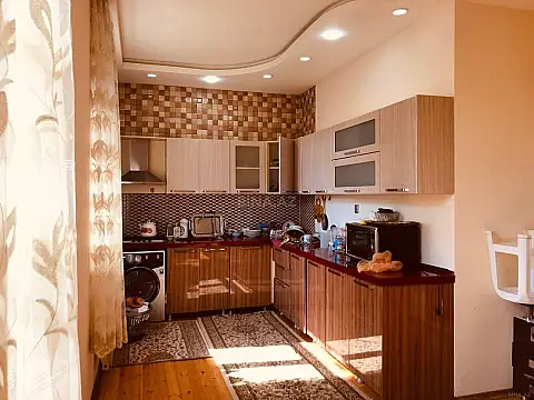 Satılır 6 otaqlı həyət evi 250 m²