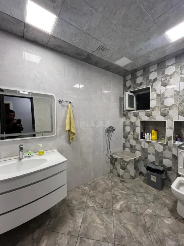 Satılır 5 otaqlı həyət evi 240 m²
