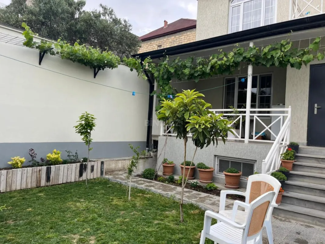Satılır 5 otaqlı həyət evi 240 m²