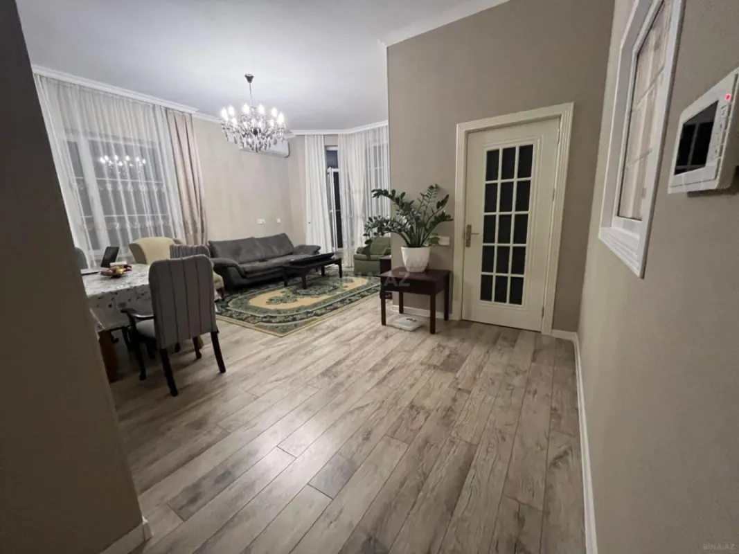 Satılır 5 otaqlı həyət evi 240 m²