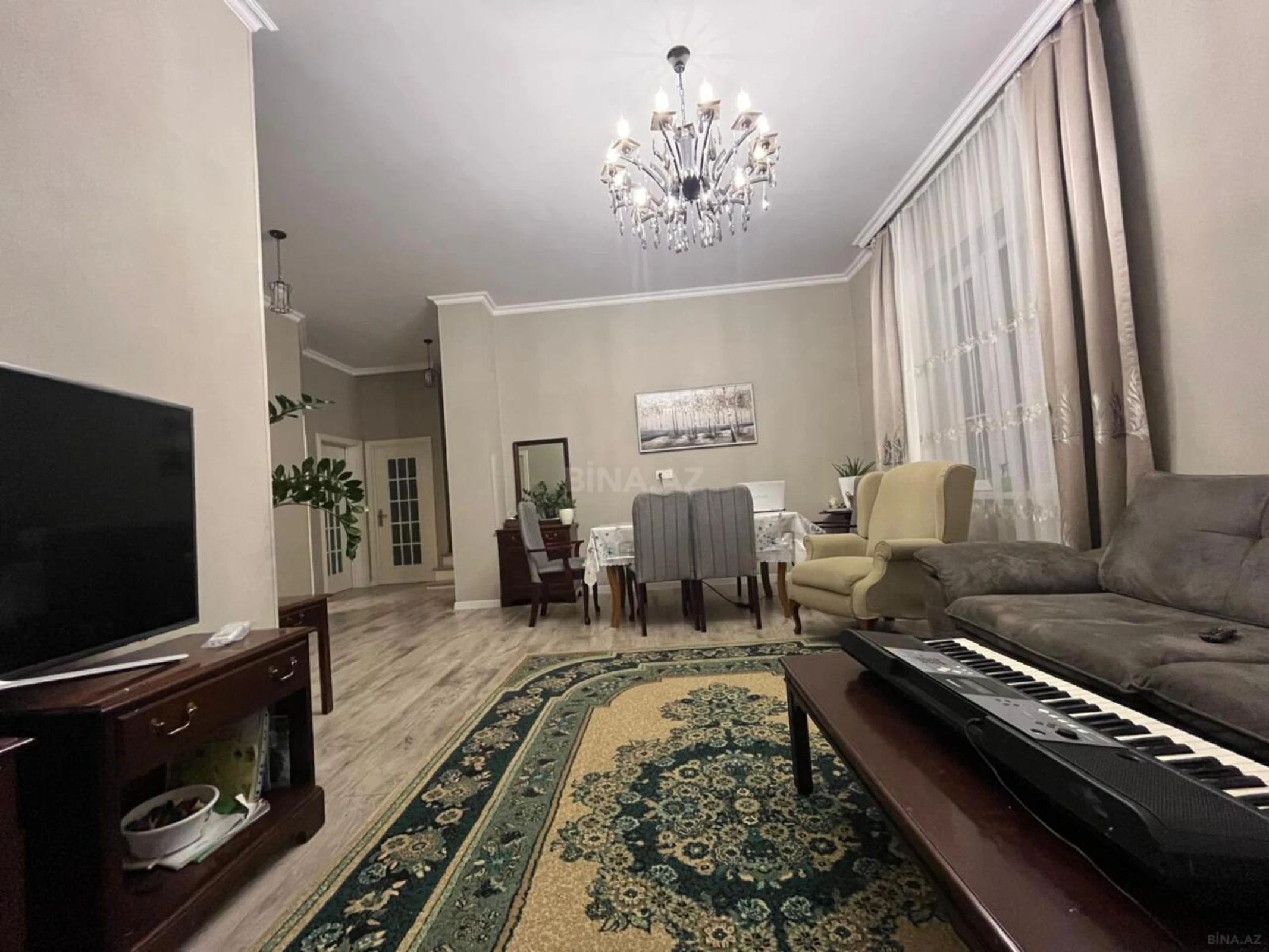 Satılır 5 otaqlı həyət evi 240 m²