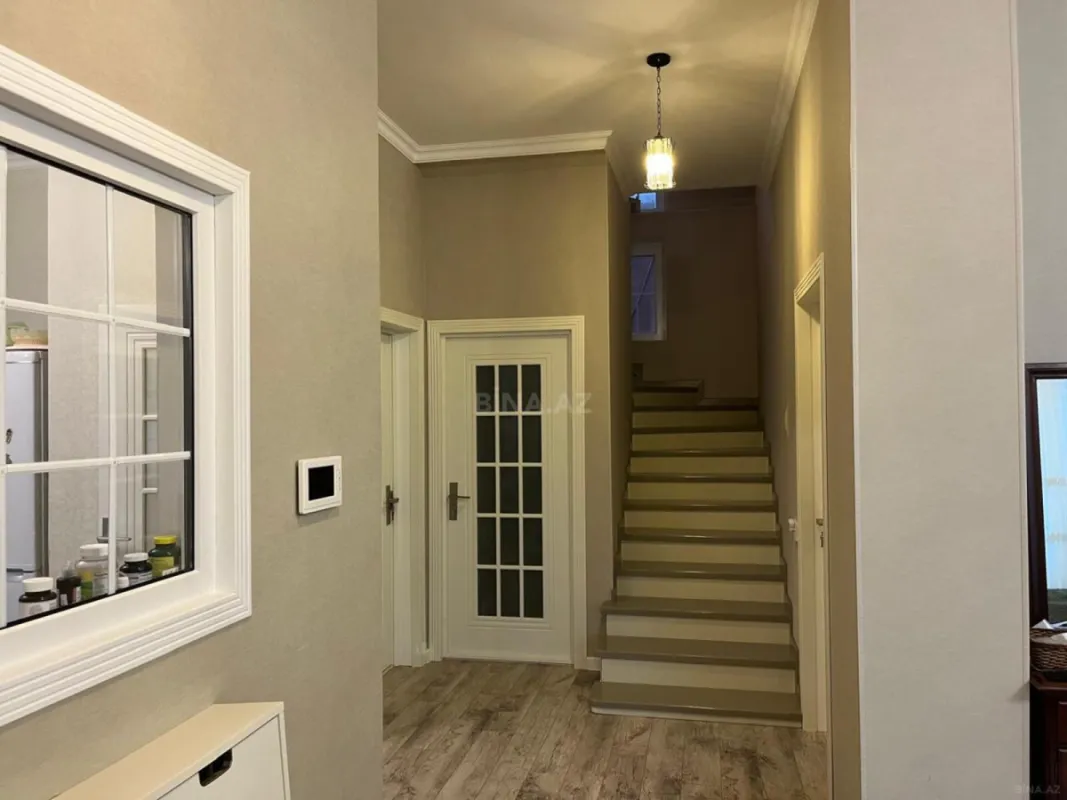 Satılır 5 otaqlı həyət evi 240 m²