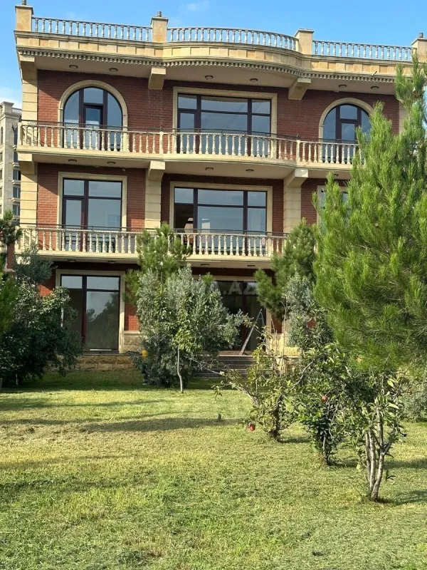 Satılır 7 otaqlı həyət evi 473.3 m²