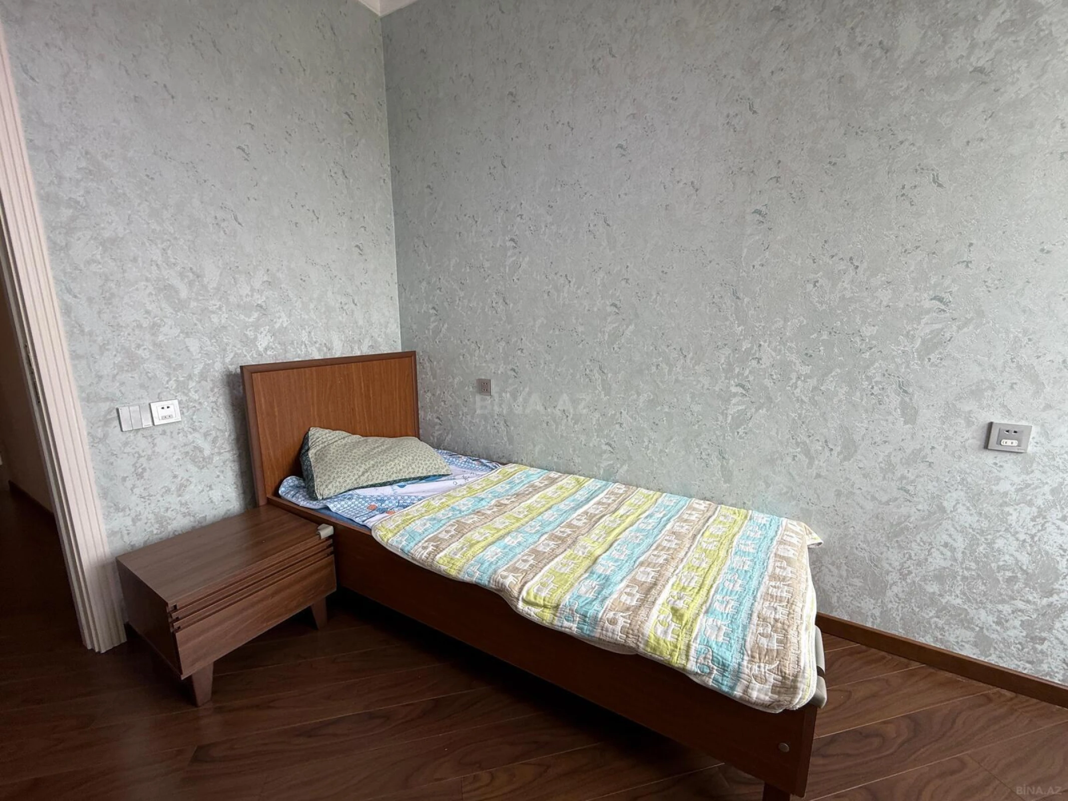 Kirayə verilir 3 otaqlı mənzil 130 m²