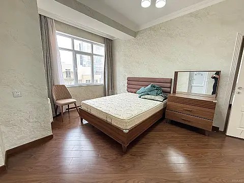 Kirayə verilir 3 otaqlı mənzil 130 m²