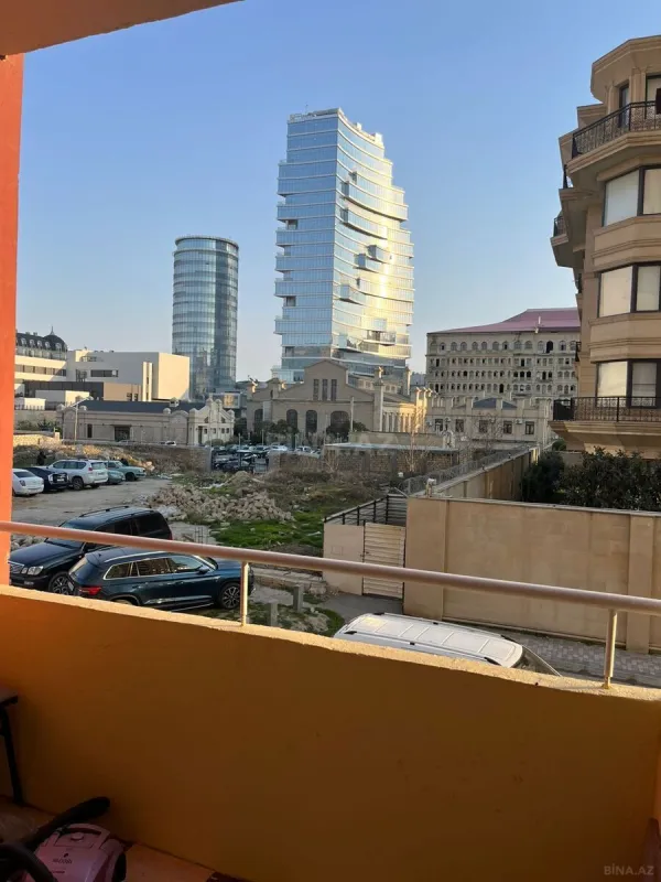 Kirayə verilir 3 otaqlı mənzil 121 m²