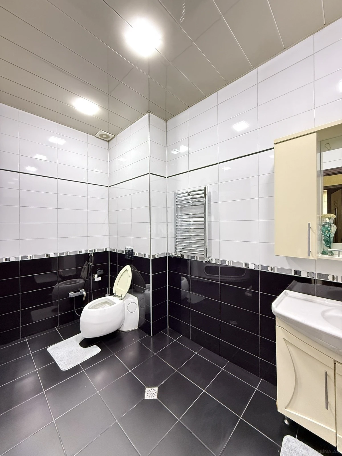 Satılır 3 otaqlı mənzil 141 m²