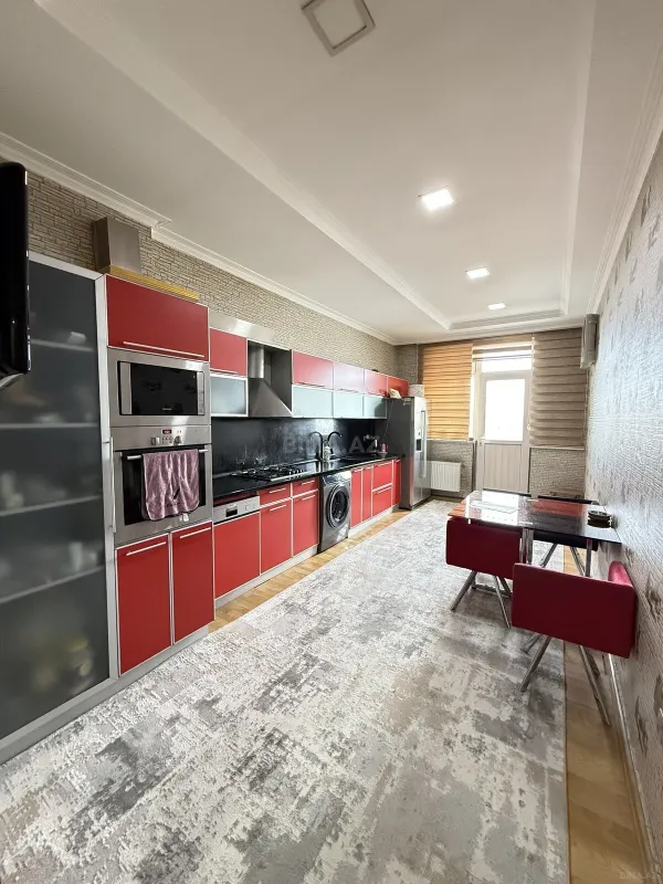 Satılır 3 otaqlı mənzil 141 m²