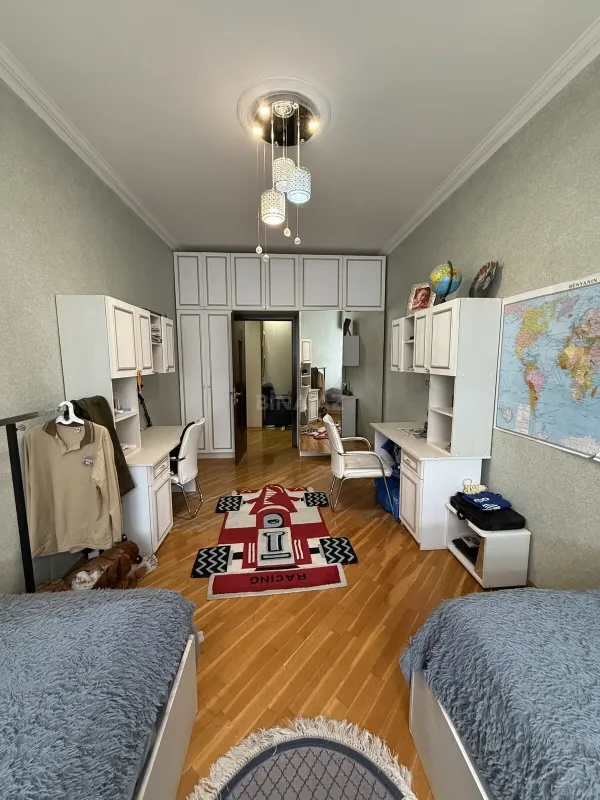 Satılır 3 otaqlı mənzil 141 m²