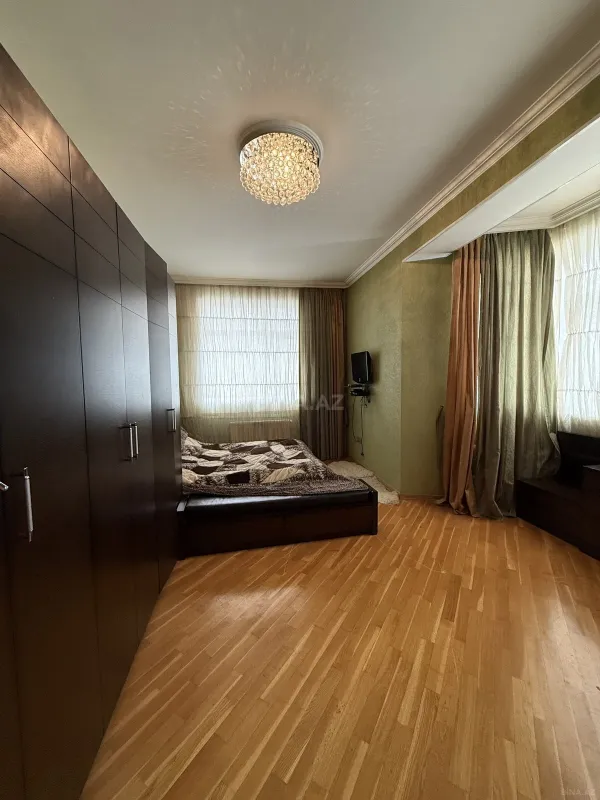 Satılır 3 otaqlı mənzil 141 m²