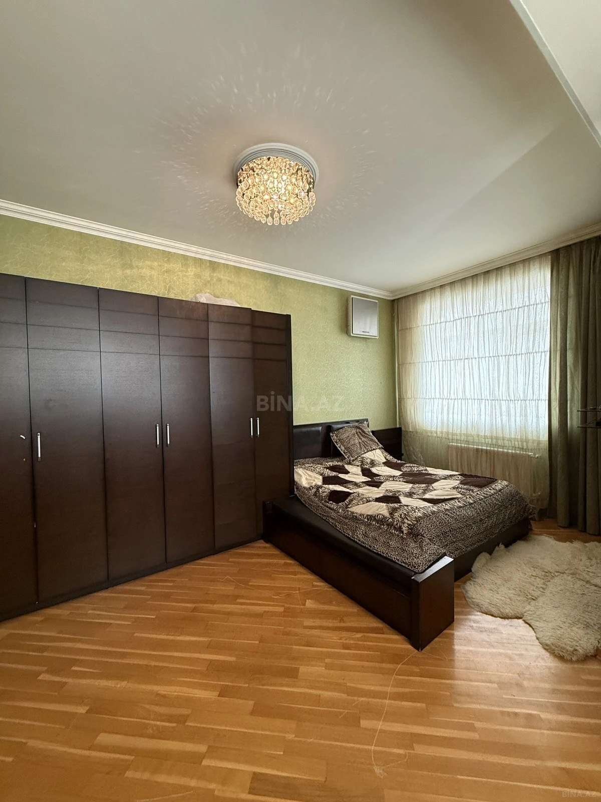 Satılır 3 otaqlı mənzil 141 m²