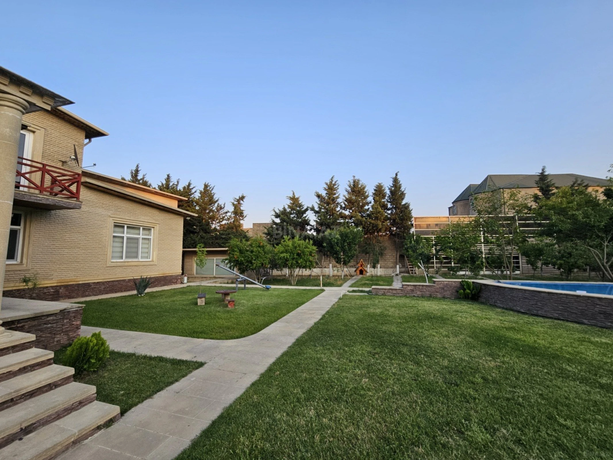 Satılır 8 otaqlı həyət evi 414 m²