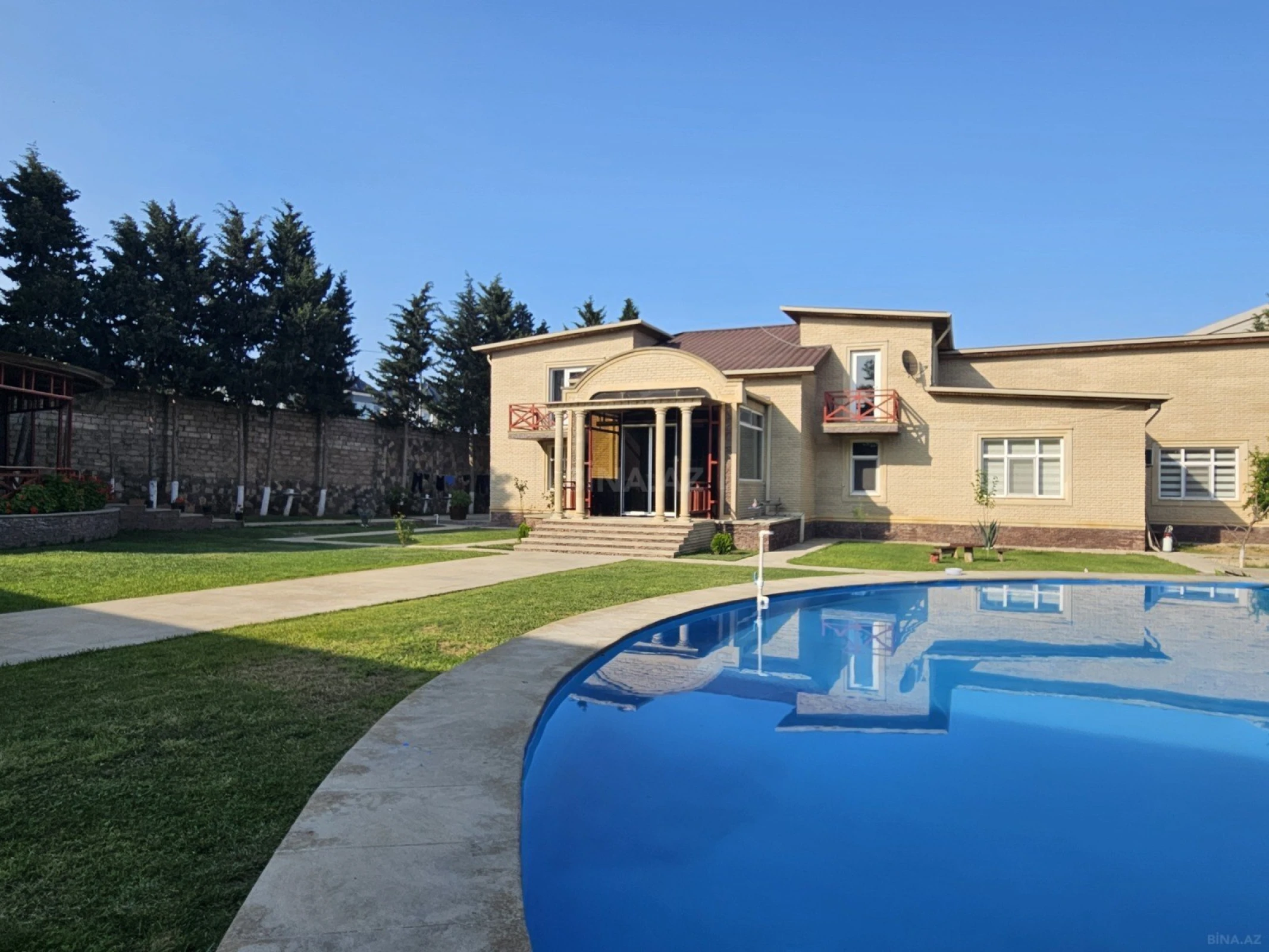 Satılır 8 otaqlı həyət evi 414 m²