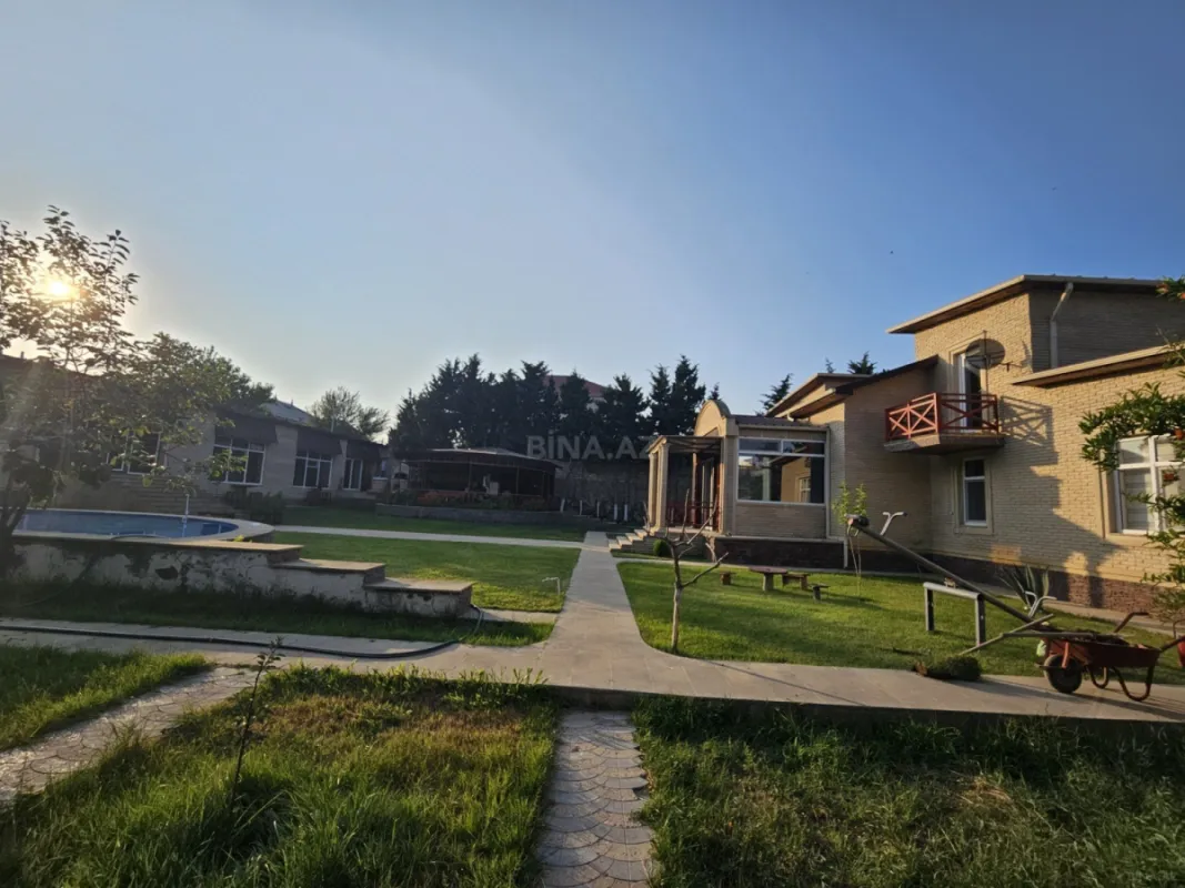 Satılır 8 otaqlı həyət evi 414 m²