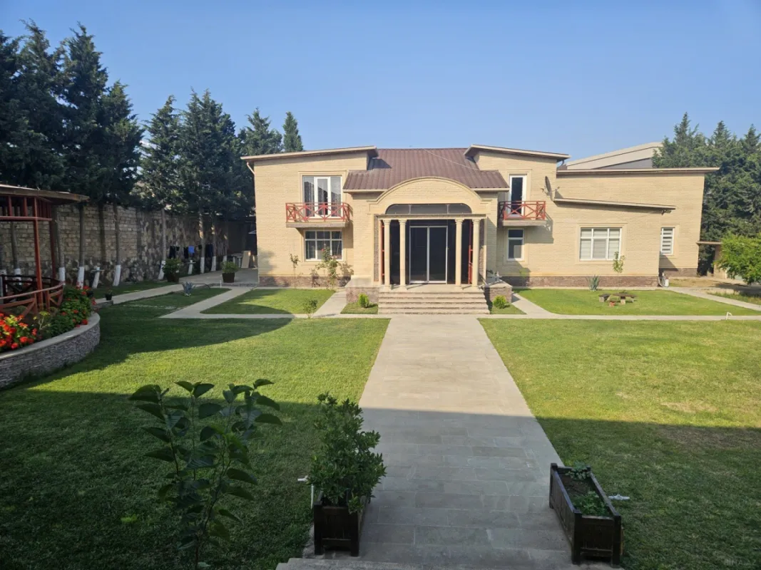 Satılır 8 otaqlı həyət evi 414 m²