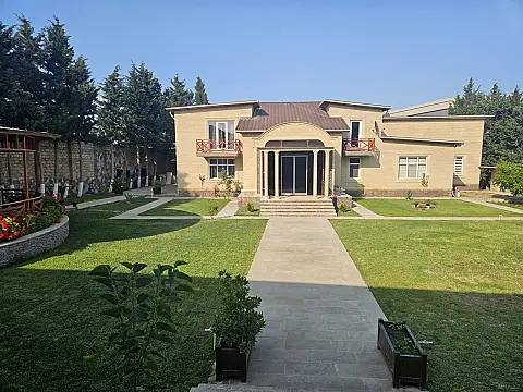 Satılır 8 otaqlı həyət evi 414 m²