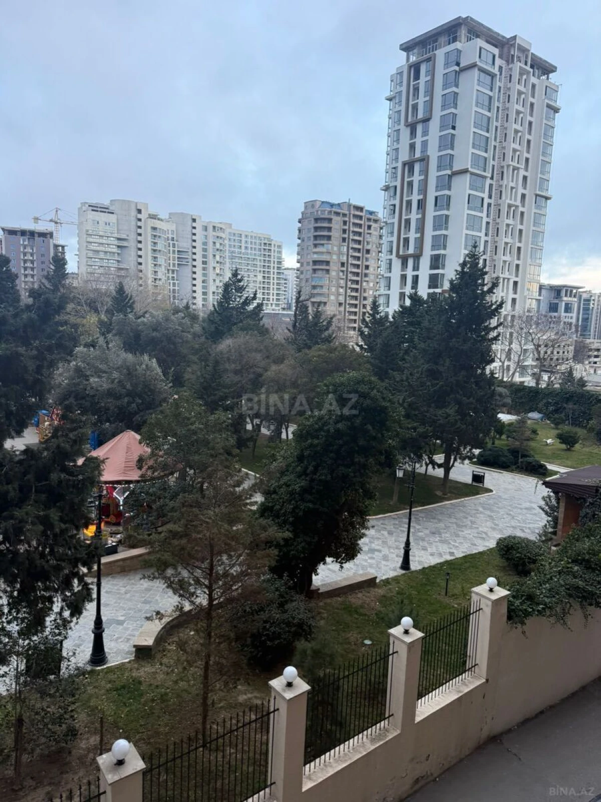 Kirayə verilir 4 otaqlı mənzil 153 m²
