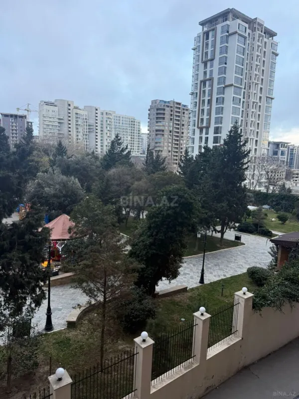 Kirayə verilir 4 otaqlı mənzil 153 m²