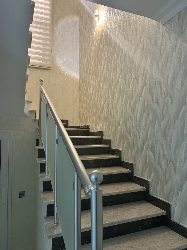 Satılır 6 otaqlı həyət evi 250 m²