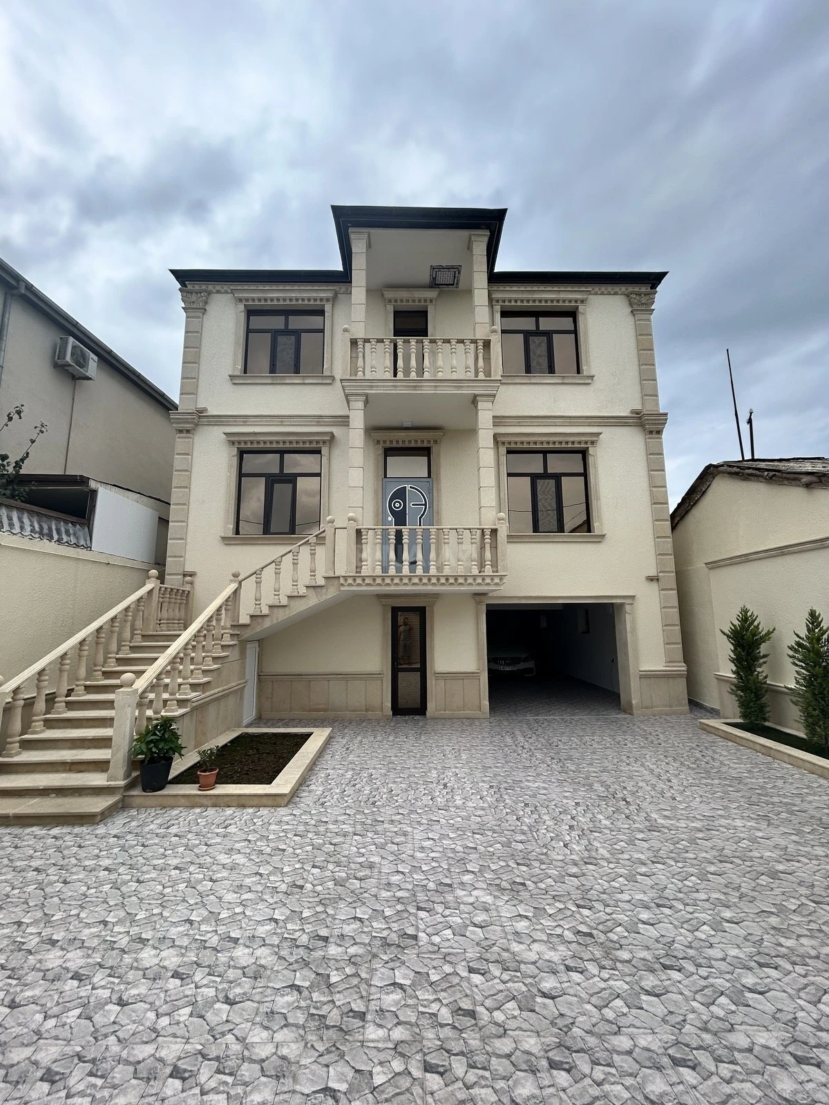 Satılır 6 otaqlı həyət evi 250 m²
