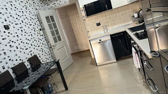 Kirayə verilir 3 otaqlı mənzil 150 m²