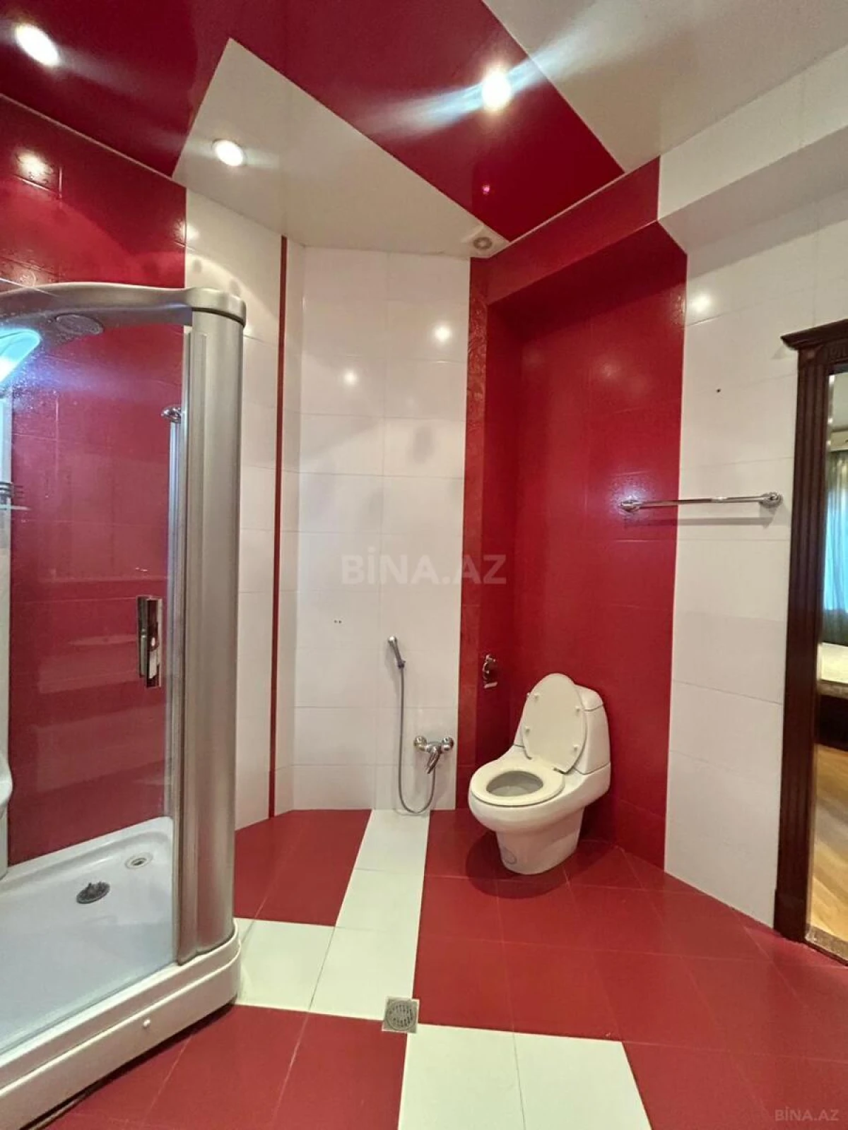 Kirayə verilir 4 otaqlı mənzil 200 m²