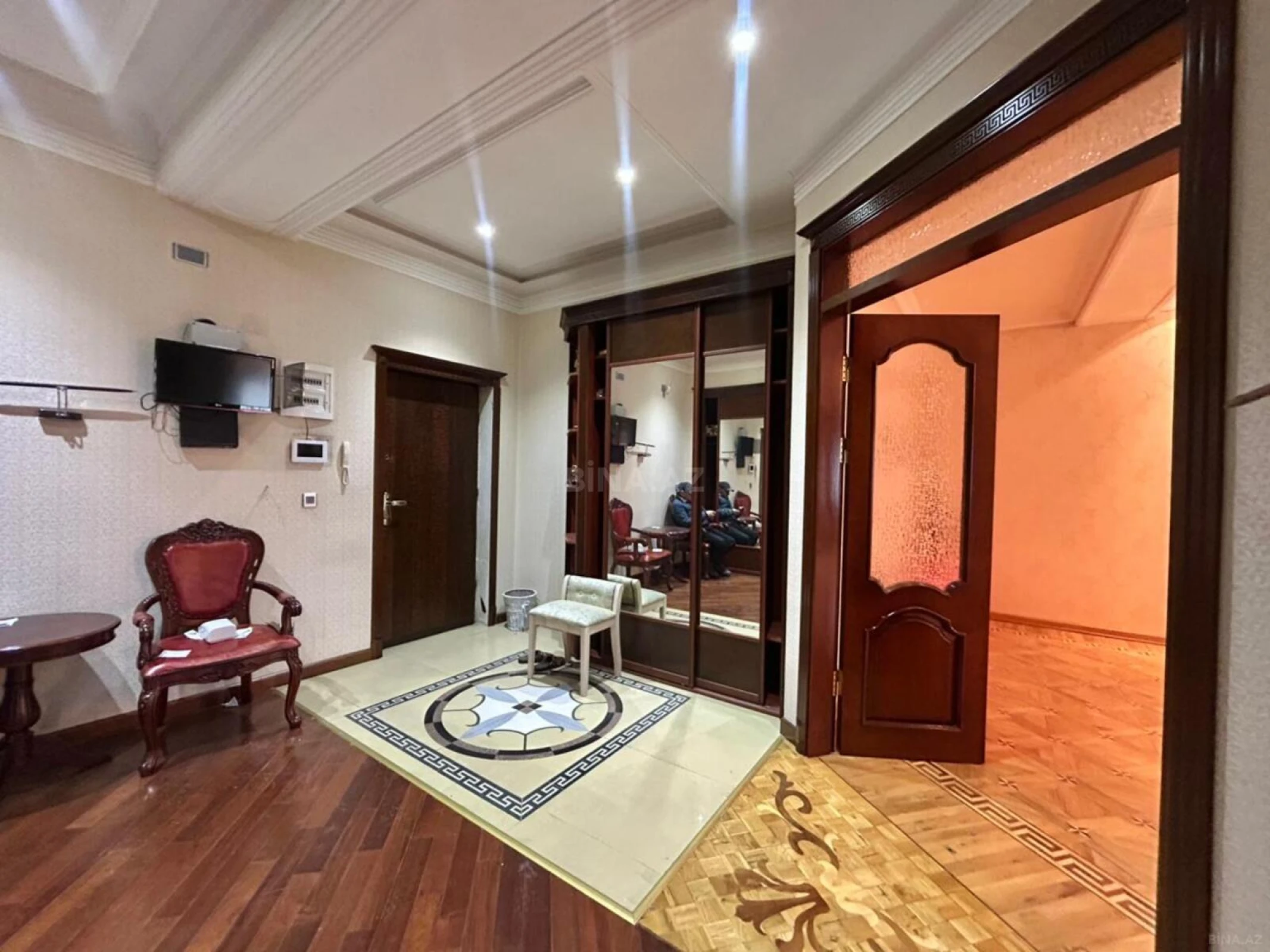 Kirayə verilir 4 otaqlı mənzil 200 m²