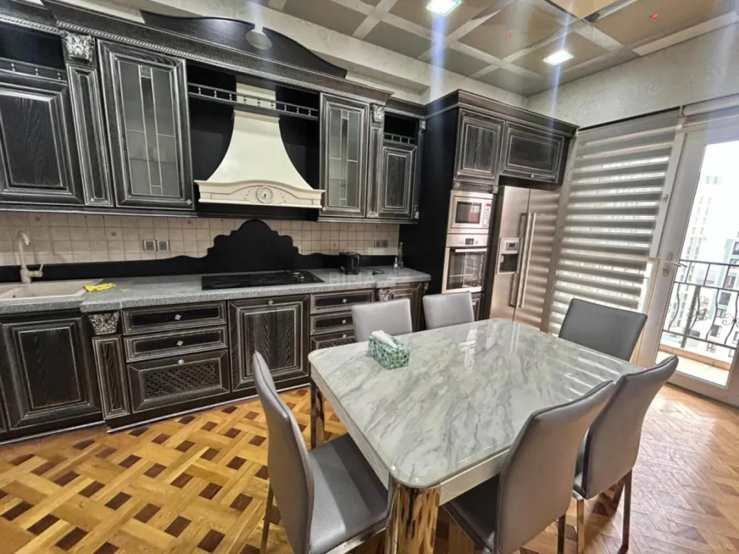 Kirayə verilir 4 otaqlı mənzil 200 m²