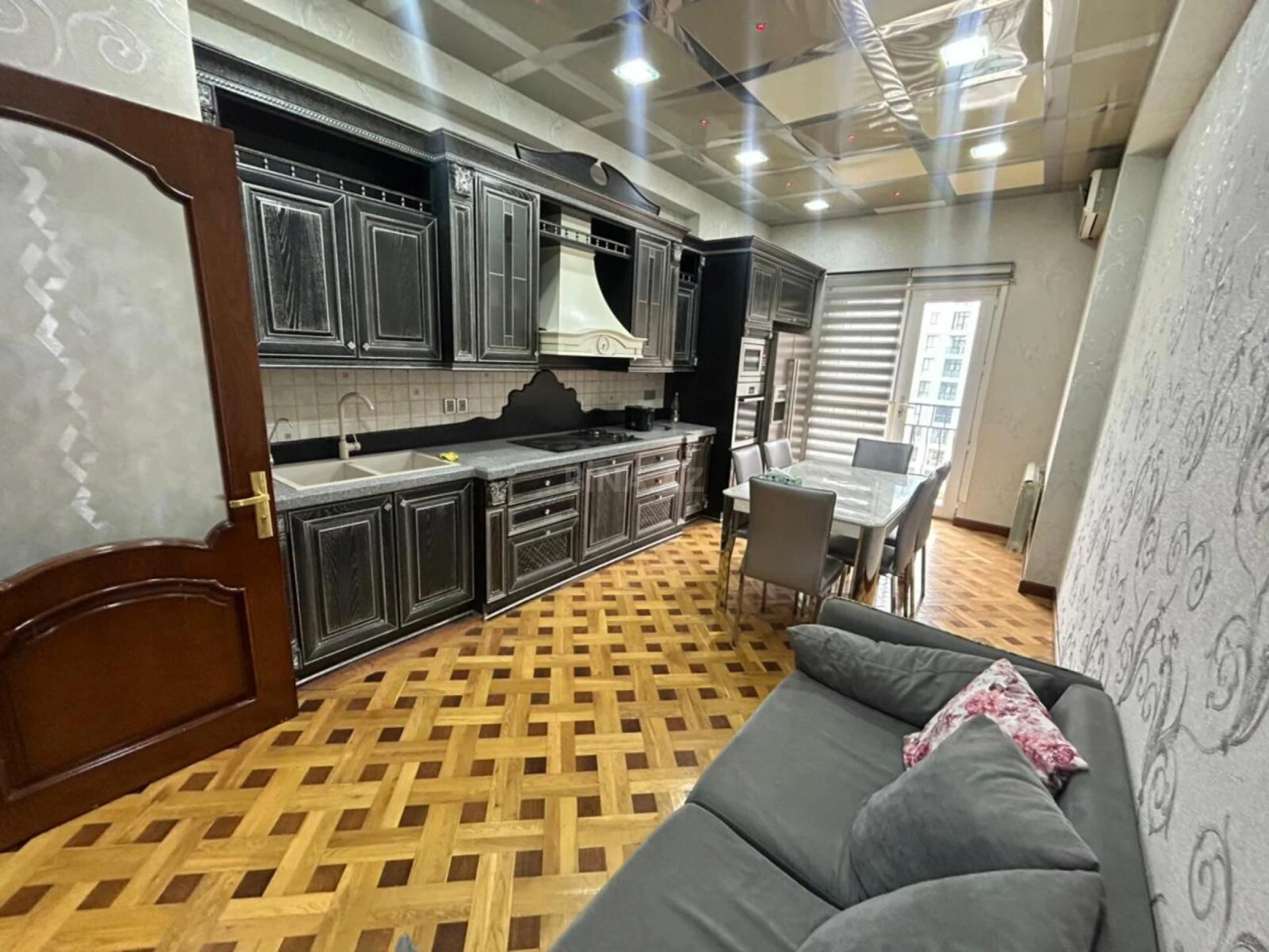 Kirayə verilir 4 otaqlı mənzil 200 m²