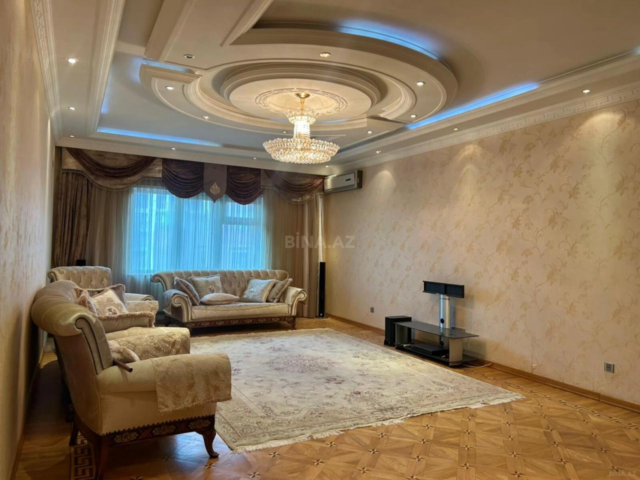 Kirayə verilir 4 otaqlı mənzil 200 m²